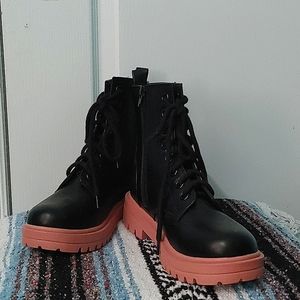 Soda Firm-lug sole Combat women's ankle boots size 8.5